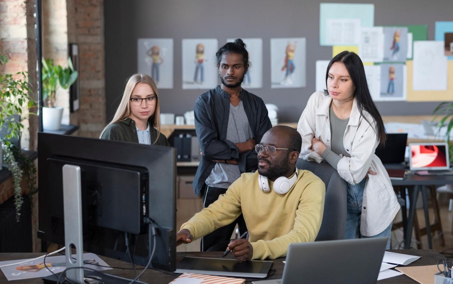 Современное рабочее место с мультимедийным оборудованием